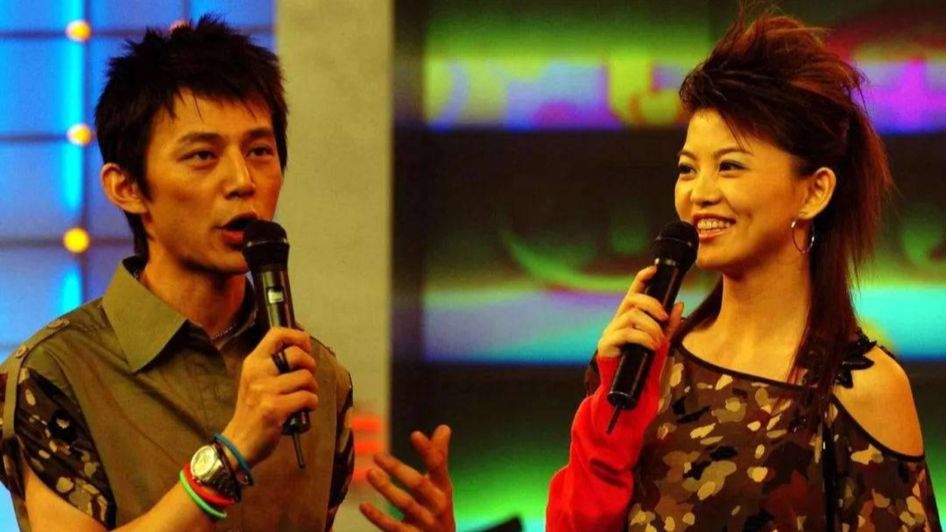 何炅早年主持视频曝光,和李湘台上互捧暴露出他另外一个身份